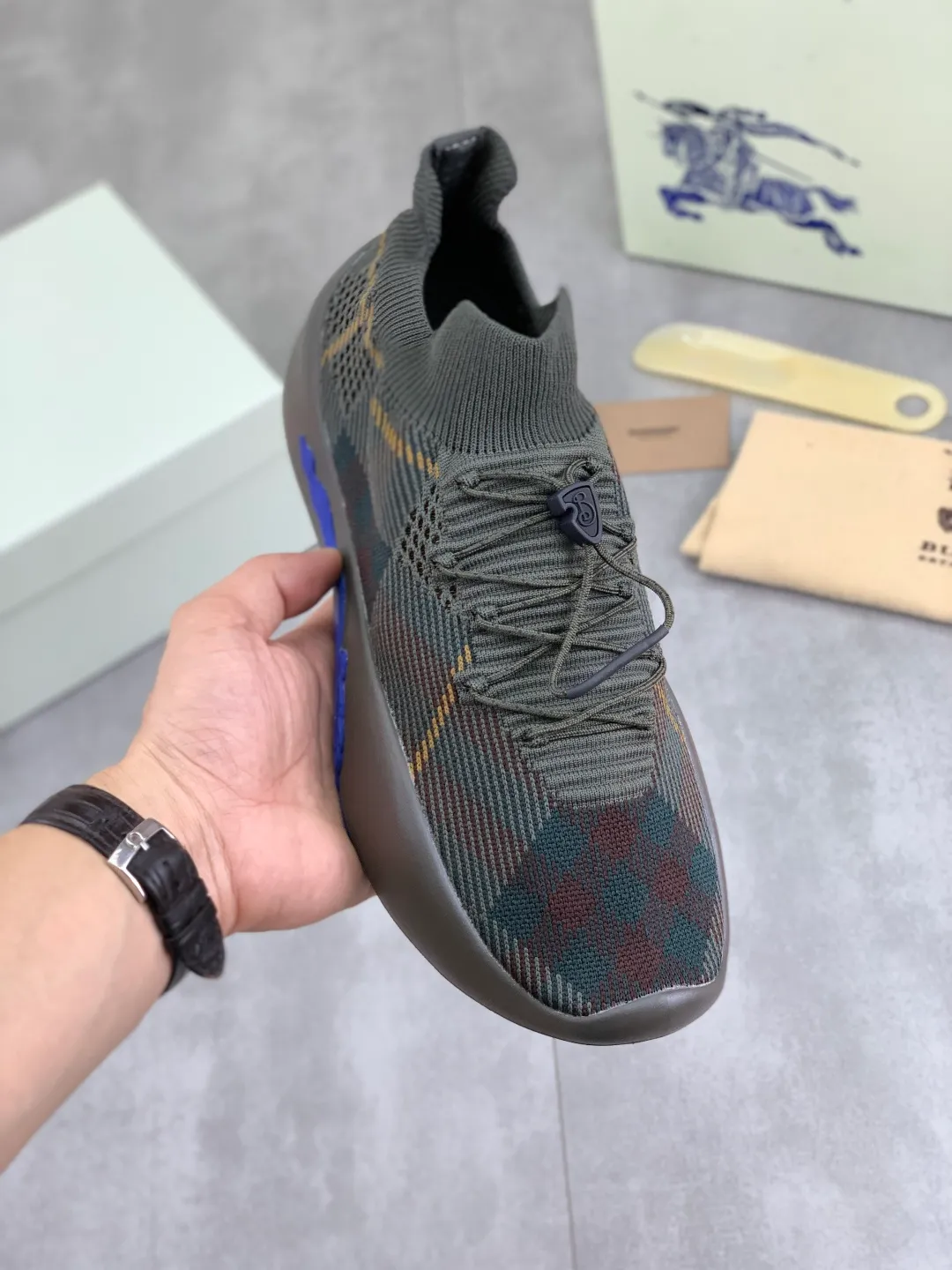 Men's Men's Shoes 💰P620 💰【New Style】Top Version 🆘【Burberry】New Burberry Fly Knit Shoes are now available with perfect workmanship! 🔥Perfect shape and top quality🙈Non-slip and wear-resistant high-end rubber outsole👣Versatile and comfortable shoes, standard size: 39-45 (customized 38-46) 2️⃣colors available Top-quality packaging